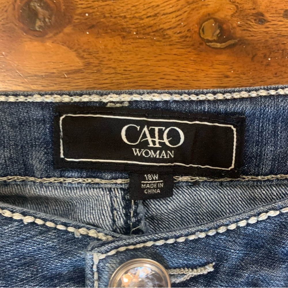 Cato Capri Knee Length Stonewashed Blue Jeans 
18W
Embellished Pocket
Length 31” - Picture 13 of 16
